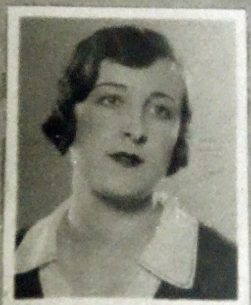 Empar Gil Valls és una de les cinc metgesses que apareix a l'orla del Curs 1931 de la Facultat de Medicina de la Universitat de Barcelona