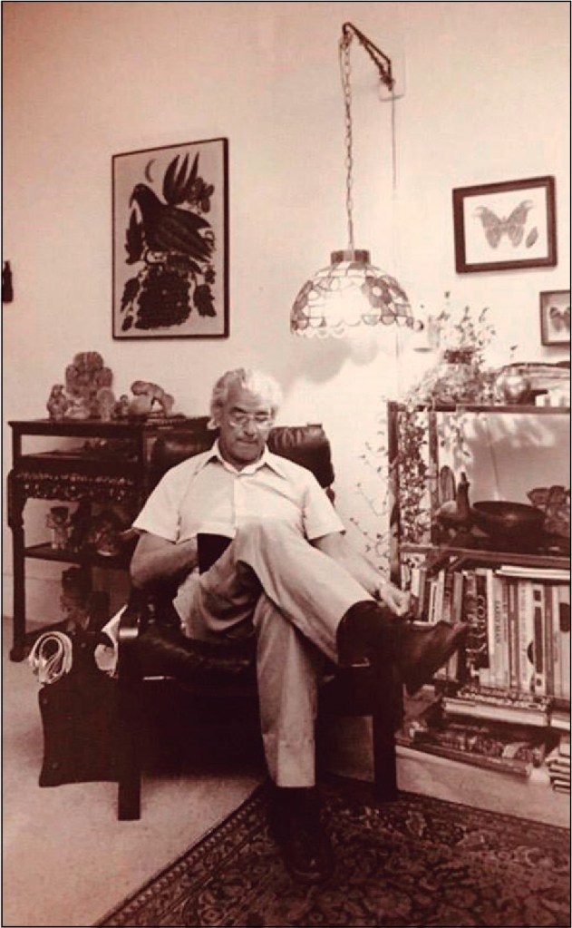 Orrego a la biblioteca de casa seva a Santiago de Xile