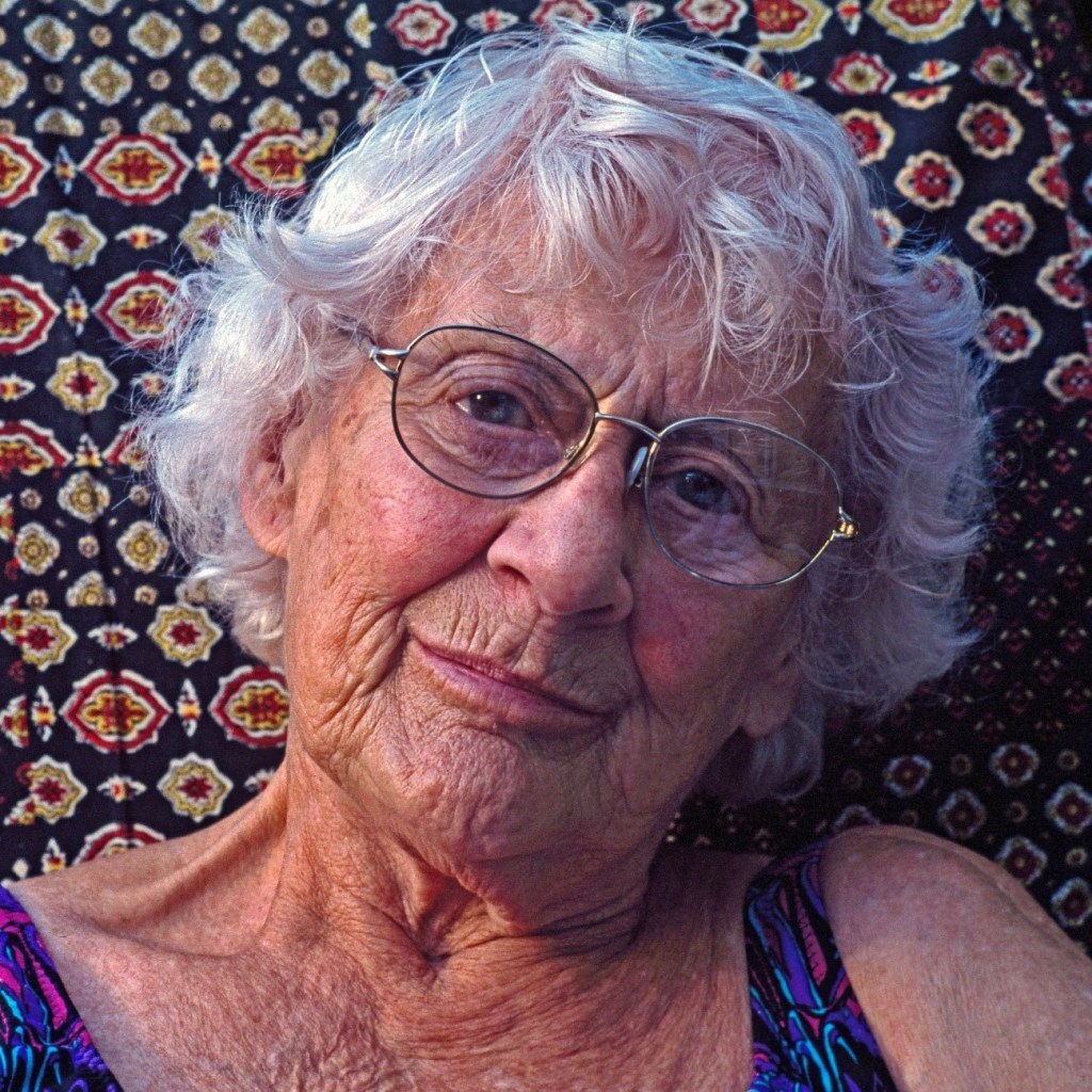 La Dra. Bamforth vella, però amb bon estat físic i intel·lectual