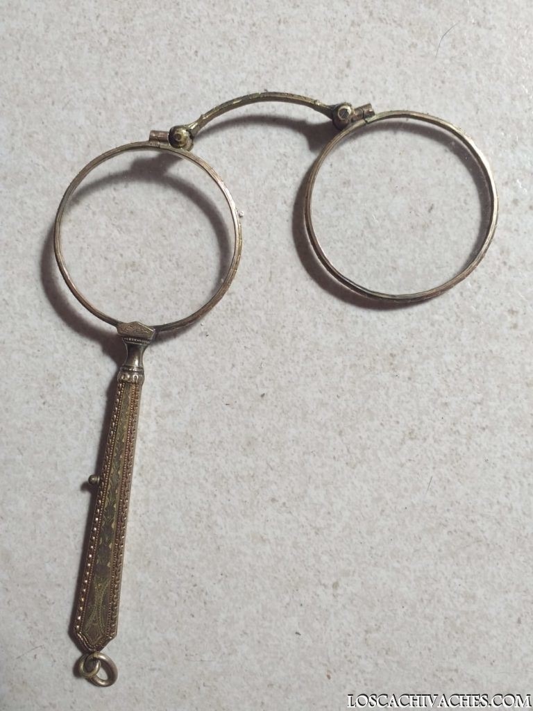 Les ulleres eren encara “anteojos”, i s'havien d'aguantar amb la mà a amb una vareta fixada a les ulleres.