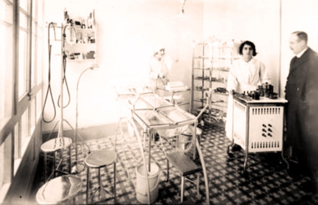 Maria Lluïsa Quadras-Bordes, a la seva consulta ginecològica i Institut Electrològic i Radiològic recent oberts a Barcelona l'any 1921. [Foto Brangulí. ANC]