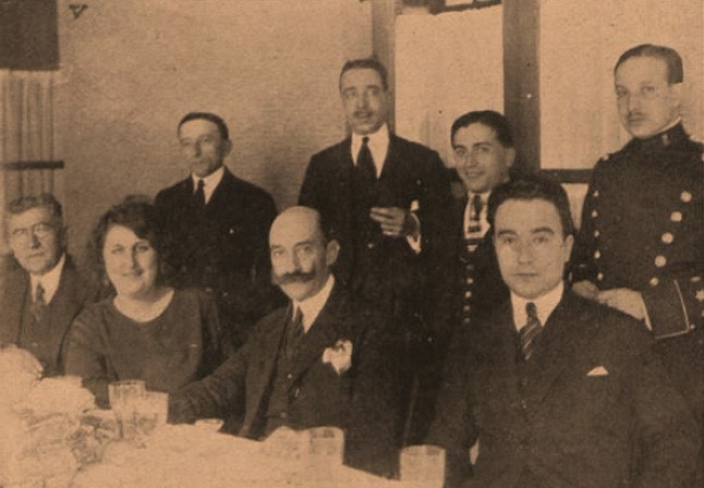 Maria Lluïsa Quadras-Bordes assisteix a la inauguració del Velòdrom de Sabadell, a la imatge entre les autoritats i els representants de l'Associació de Premsa. Sabadell, maig 1924. [La Hormiga de Oro]
