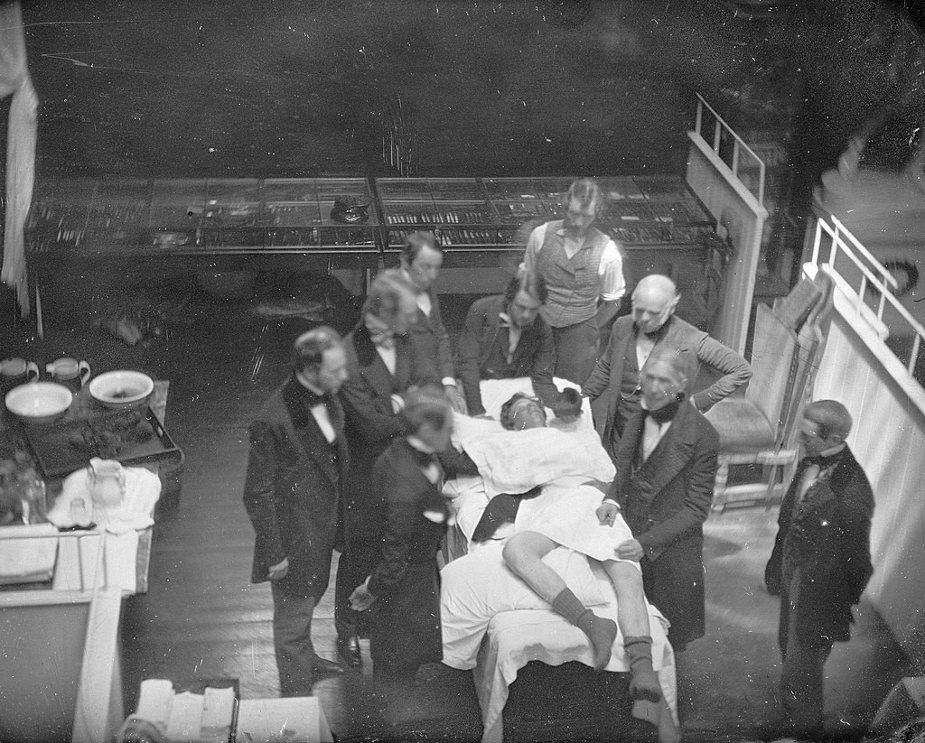 Fotografia de la primera operació amb èter. Es reconeix el Dr. Warren al costat de la taula d'operacions