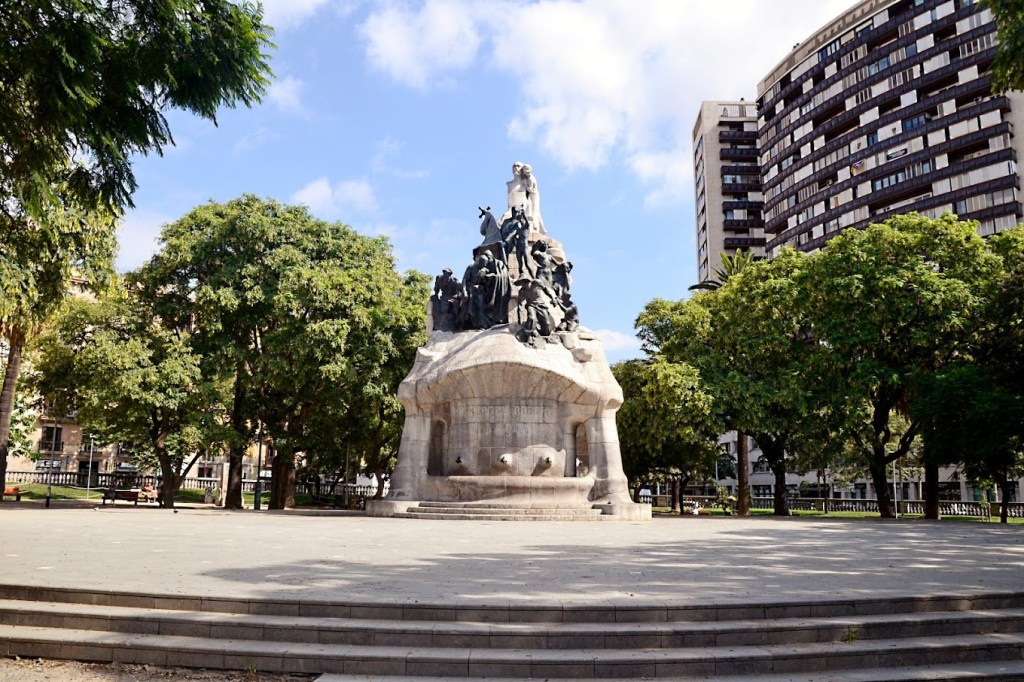Grup escultòric dedicat al Dr. Robert a la plaça Tetuan