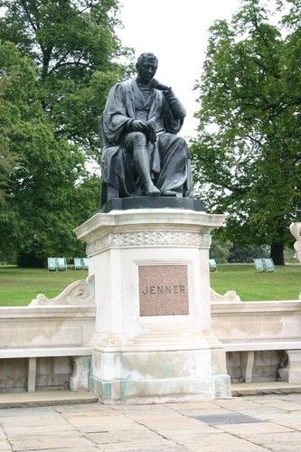 Estàtua dedicada a Edward Jenner, en els jardins de Kensington, Londres