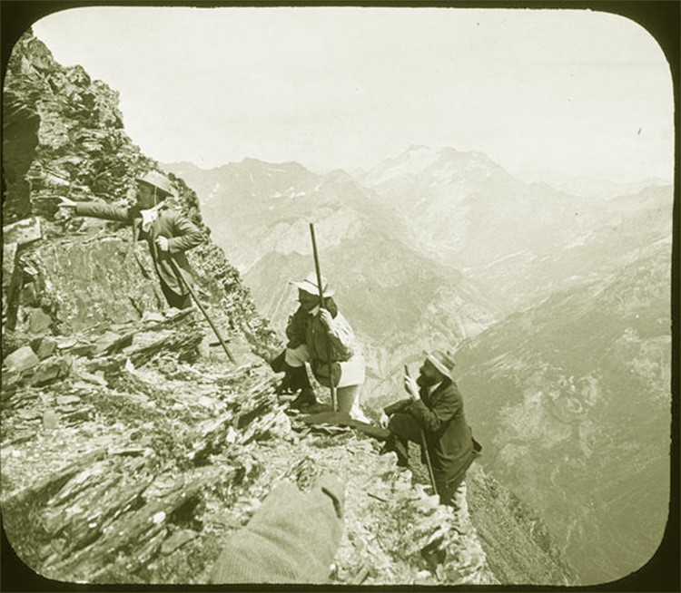 Tres alpinistes grimpant una paret del Pic Pimené, als Pirineus francesos, retratats pel metge i alpinista Lluís Llagostera Pascual entre els quals si troba el seu col·lega i amic Manuel Font i Torné, 1905. [Arxiu Fotogràfic del Centre Excursionista de Catalunya]