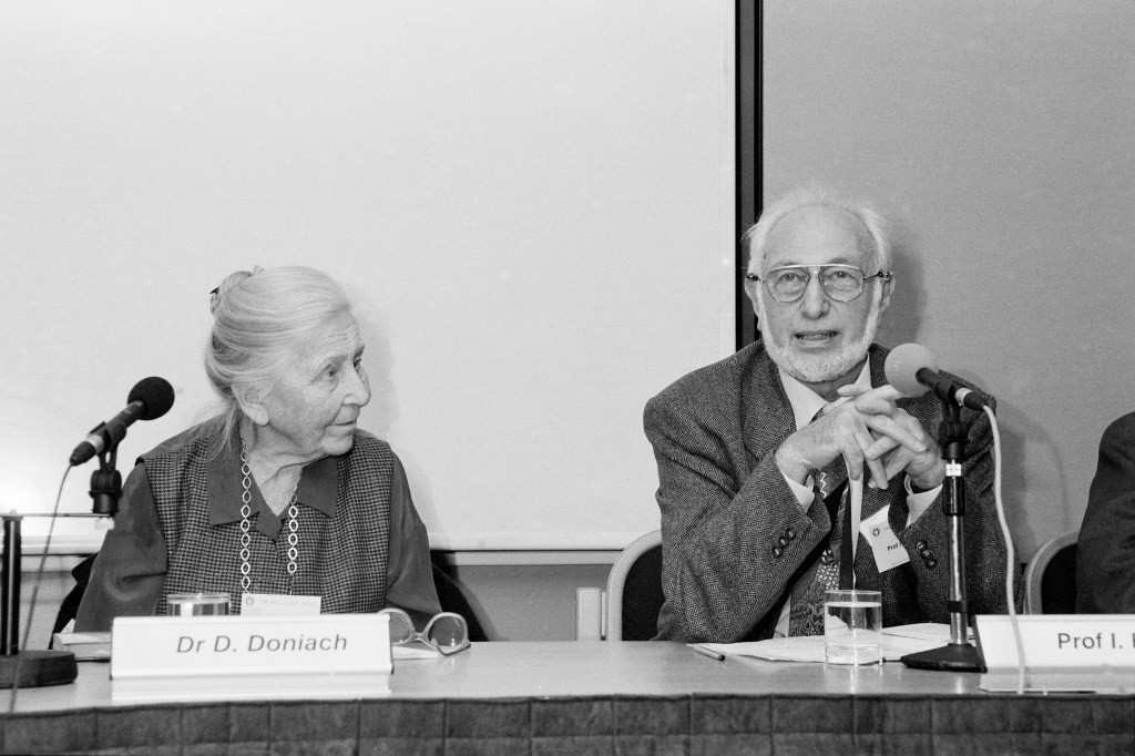 La Dra. Doniach amb el Dr. Ivan Roitt