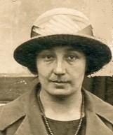 La Dra. Sparrow, de jove, quan està a l'exèrcit rus