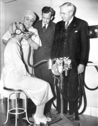 La Dra. Herb utilitzant etilè, acompanyada pel Dr. Arno B. Luckhardt (dreta), que va ser el descobridor de les propietats anestèsiques de l'etilè