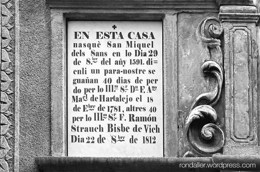 Ampliació de la placa de la façana on s'indica que l'edifici és la casa nadiua del sant