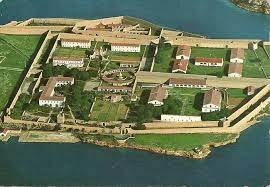 Vista dels diferents pavellons i de la doble muralla que rodeja el llatzeret