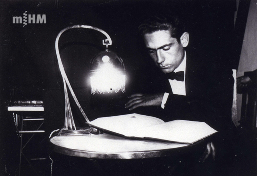 Rossend Carrasco llegint en el seu despatx