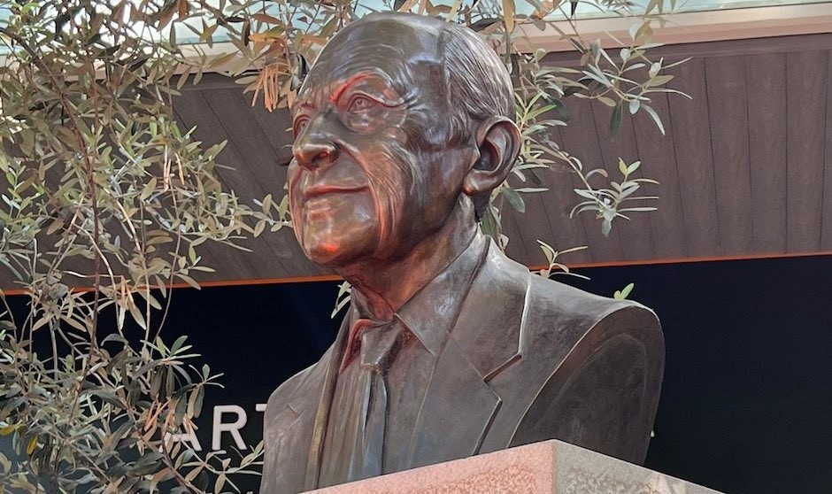 Bust del Dr. Moisès Broggi al jardí de Sempronio, a la Rda. General Mitre