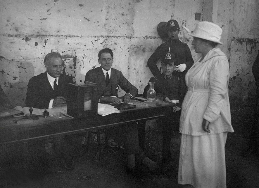 Julieta Lanteri arribant al col·legi electoral a votar, any 1911