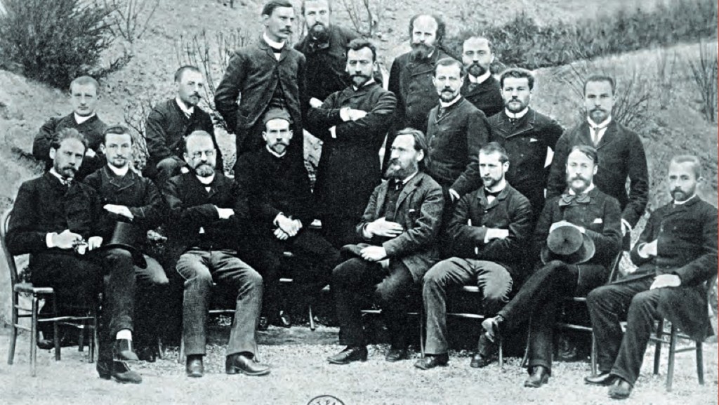 Assistents al primer curs de Microbiologia del Dr. Roux (1889). En la primera fila a partir de l'esquerra,: Dr Levitsky, Repin, Dr Laveran (premi Nobel de Medicina, 1907), Dr Roux, Dr Metchnikoff (premi Nobel de Medicina, 1908), Dr Yersin, Dr Schlemmer, Dr Suzanne. A la segona fila, a partir de l'esquerra: Thiroloix, Dr Battle, Dr Loris Melikoff, Marquesy, Oustaniol, Etlinger. A la tercera fila a partir de l'esquerra: Dr Archinard, Dr Rémond, Dr Préel, Hallion.
