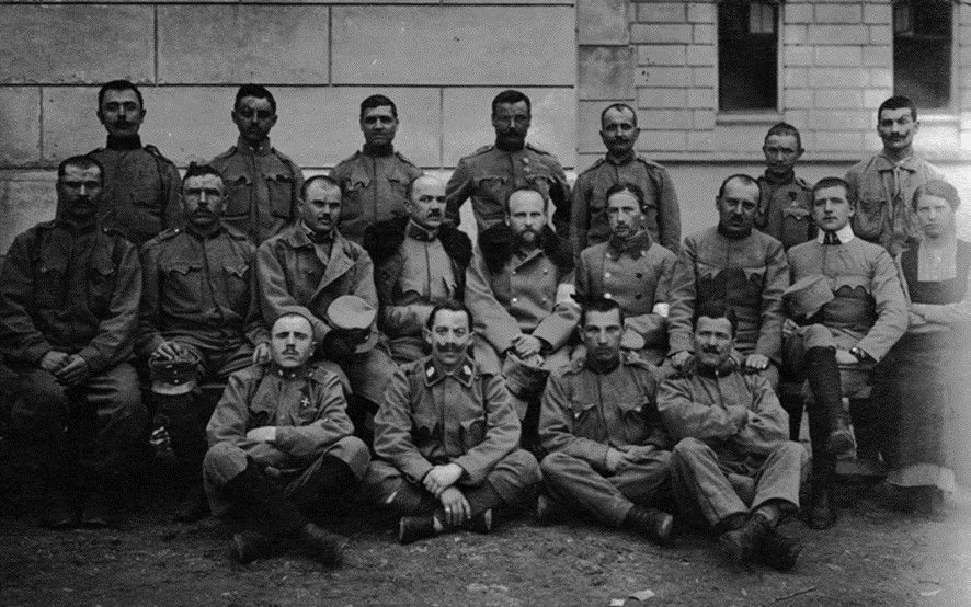 El Dr. Barany i el seu equip de presos alemanys abans de la seva deportació a Sibèria. Barany està a la segona fila, el cinquè per l'esquerra.