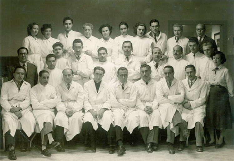 Càtedra de Farmacologia de García-Valdecasas a l'Hospital Clínic de Barcelona. 
D'esquerra a dreta, a primera fila: els metges JA Casellas-Boix, A Armengol, JA Salvà, G Palacios, FG Valdecasas, P Puig-Muset, i JM Massons. 
A la segona: I Estrada, T Richou, J Camps, J Laporte, H Badell, S Glazman, JM Sabala, J Coll, S Garriga, el Sr. A Trias, Sra M Casellas-Boix. 
A la tercera: Sres J Pedrals i AM Ametlla, Sr. R Krenn, Sra. A Papiol, Sres. N Fernández, J. Kpaff, R Ribot. J. García-Llauradó, David Tornos i Sr. E. Jofré. 
Barcelona, 30 octubre 1950 [Família Massons Rabassa]