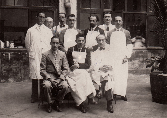 A l’Hospital de la Santa Creu amb el Dr. Ignasi Barraquer. 
El Dr. Gomez és el que porta corbatí a la darrera fila.