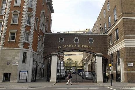 Entrada principal de l’hospital. A la torre que hi ha a la part esquerra de la porta, hi havia el laboratori de sir Alexander Fleming. Al costat de la placa amb el nom del carrer n’hi ha una altra de color blau que recorda on estava el laboratori del Dr. Fleming.
