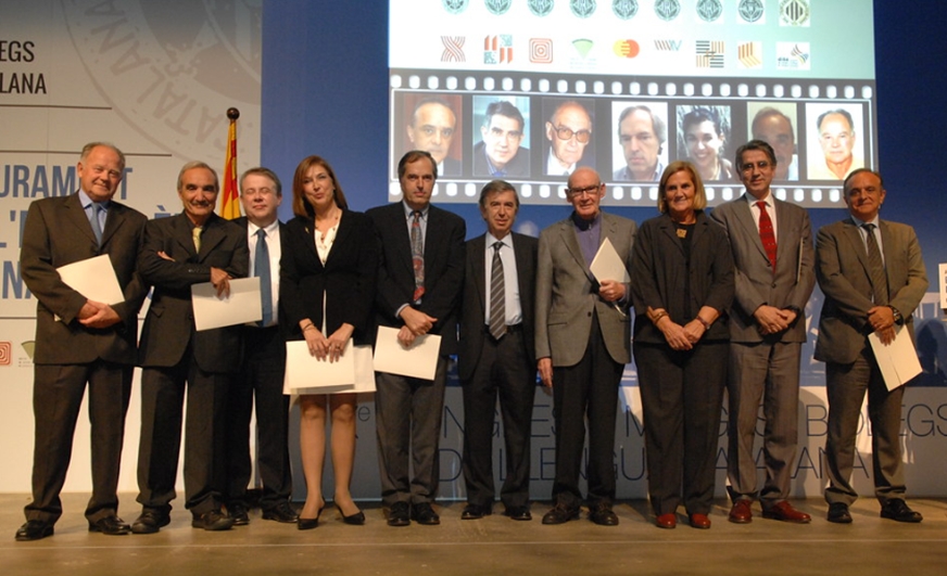 Fotografia dels premiats el 2013 en l'àmbit d’humanitats i cooperació, juntament amb el president del COMB, Miquel Vilardell i el vicepresident Jaume Padrós