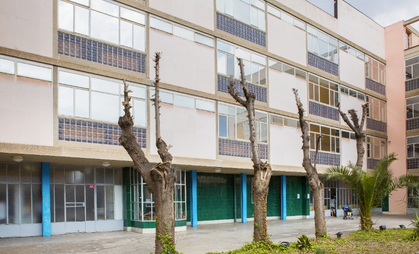 Construït entre 1934 i 1938, el Dispensari Antituberculós és obra dels arquitectes Josep Lluís Sert, Josep Torres i Clavé, i Joan B. Subirana, membres del moviment GATPAC, seguint els postulats de Le Corbusier