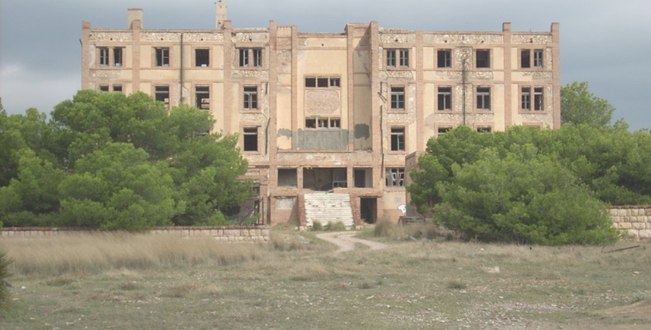 Sanatori La Savinosa a la platja vora de la ciutat de Tarragona, abandonat i en ruïnes