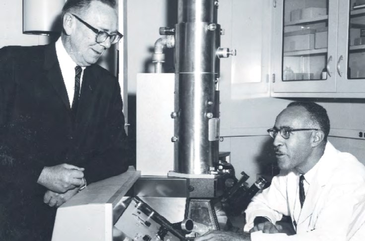 Frank B. Johnson (dreta) conversant sobre microscòpia electrònica amb Monroe E. Freeman, membre del Smithsonian Institute, durant la visita de Freeman a l'Armed Forces Institute of Pathology (AFIP) el 1958
