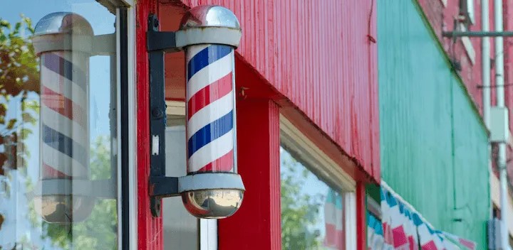 Cilindre, sovint rotatori, que adverteix de l'existència d'una barberia en aquell local