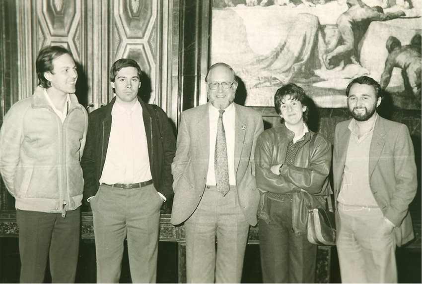 Sessió fundacional de la Societat Catalana de Medicina Familiar i Comunitària, 1983. D'esquerra a dreta: Joan Gené, Karlos Naberan, Julian Tudor Hart, Dolors Forés y Gonzal Foz (imatge de la Societat Catalana de Medicina Familiar i Comunitària).