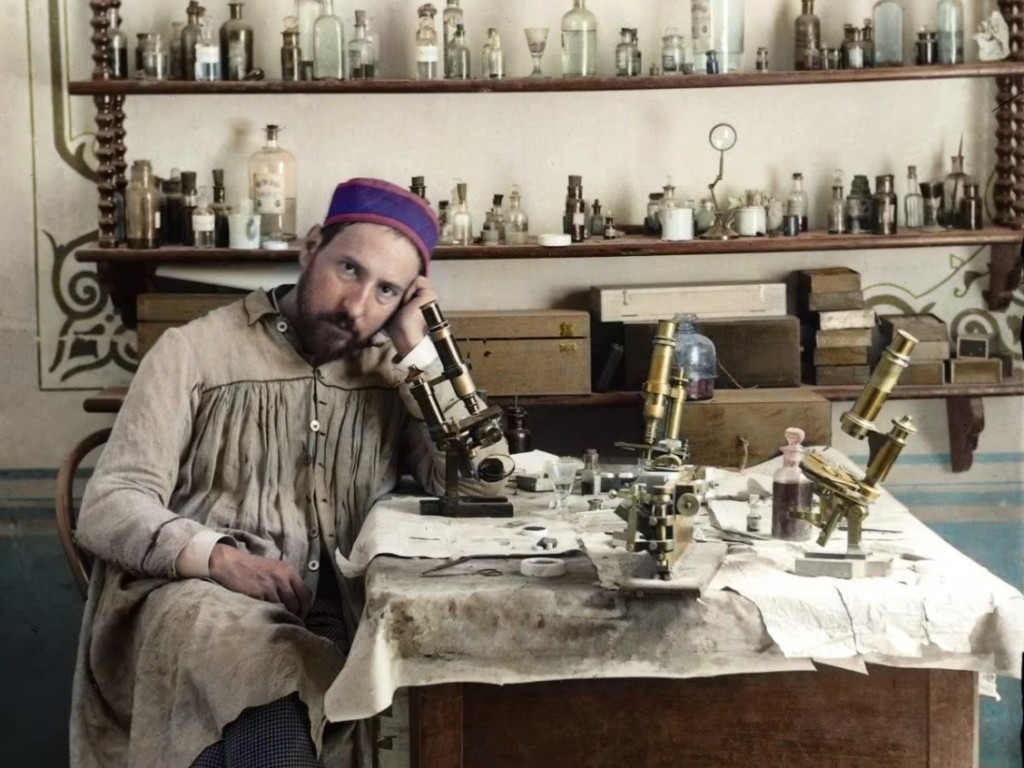 Santiago Ramón y Cajal en una pausa de l'examen al microscopi