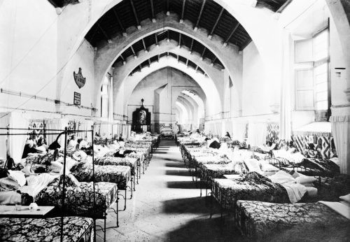 Una sala de l'hospital de la santa Creu a primers del segle XX