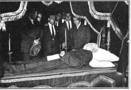 El cadàver d'Antoni Gaudí exposat a l'Hospital de la Santa Creu després de la seva mort