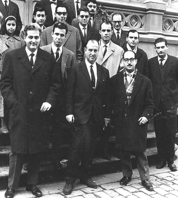 Part del personal de la Clínica Mèdica C. Fila inferior. De esq. a dreta: Drs. Fernandez Nogués, Gibert Queraltó i Robert Nolla. Segona fila, Dr. Adroer, x, x i Joan Rodés. Fila 3, x, Miquel Bruguera, Anguita, Enric Vilardell.