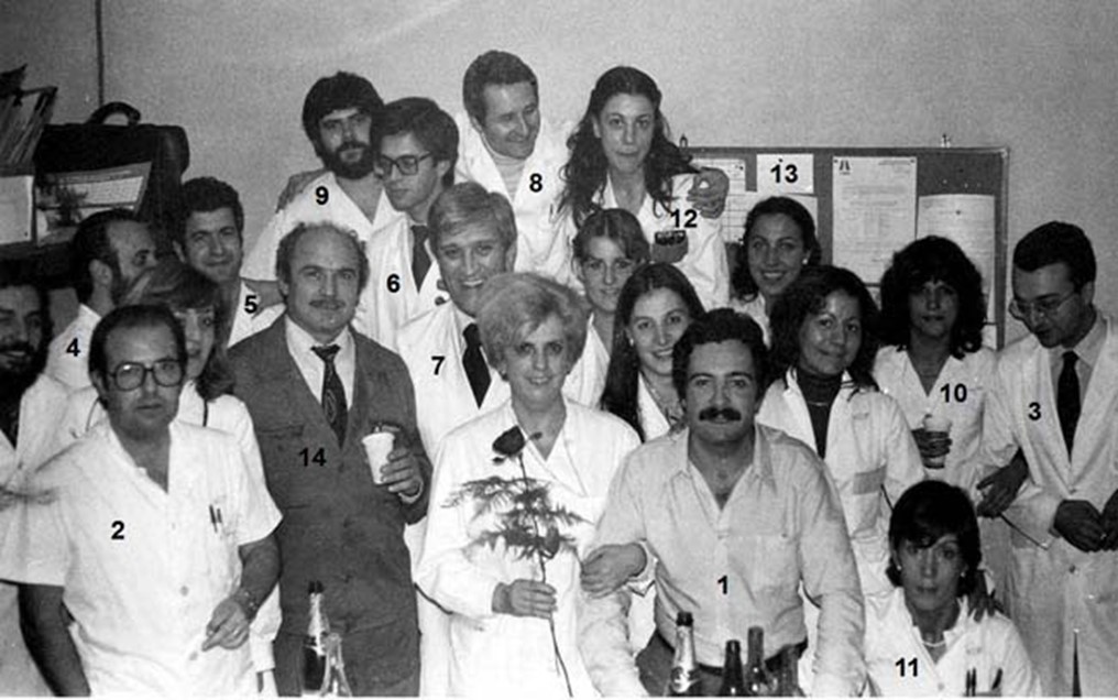 Servei de Nefrologia de l'Hospital Clínic (1. Joan M Pons, 2. Eduard Bergadà, 3. Jesús Montoliu, 4. Eduard Villatoro, 5. Albert Torras, 6. Albert Botey, 7. Lluís Revert, 8. Alexandre Darnell, 9. Adolfo, 10. Lourdes Martínez, 11. M Carmen Martínez, 12. Ana Muela, 13. Antònia Vives i 14. Antonio Campos. Barcelona, c. 1970.)
