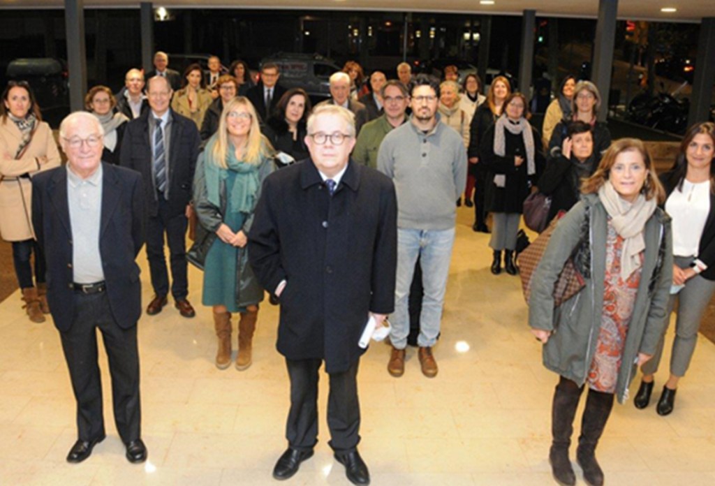 Presidint el Dr. Padrós, a la dreta en primer pla la Dra. Magda Campins, vicepresidenta de la Comissió Deontològica i a l'esquerra el Dr. Josep Terés, president. En plans ulteriors els altres membres de la Comissió Deontològica del COMB.