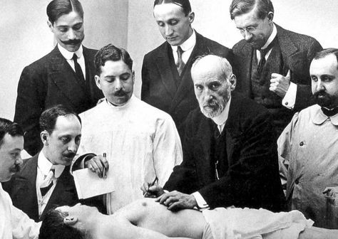 Ramón y Cajal explorant una pacient. 
Tello es troba a la dreta de la imatge