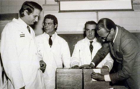 Els Drs. Rodés, Asenjo i Castillo (d'esquerra a dreta) amb l'administrador del Clínic, Sr. De Salvador, examinant els resultats d'una votació