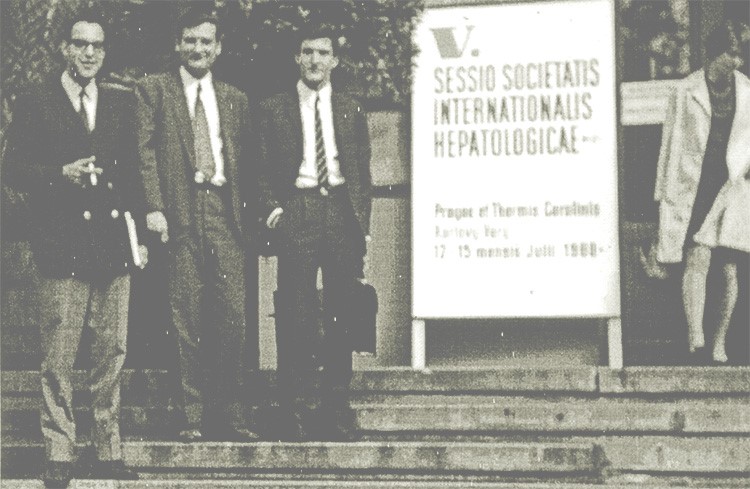 El primer congrés internacional al que assisteix Joan Rodés amb els seus dos primers col·laboradors, Miquel Bruguera (esquerra) i Josep Mª Bordas (dreta) el 1968 a Praga