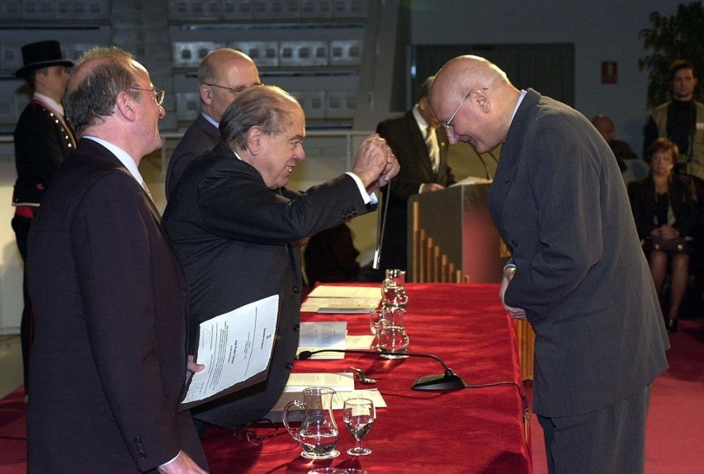 El Dr. Rodés, rebent la creu de Sant Jordi de mans del president Jordi Pujol (2001)