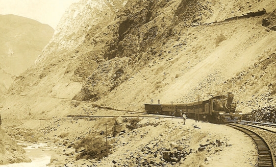 Ferrocarril central del Perú, que mostra el terreny abrupte en creuar els Andes