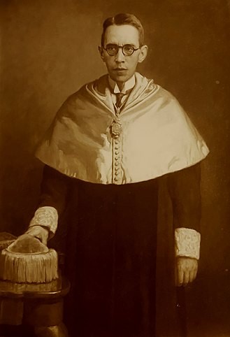 Foto amb vestit de festa universitària, que estava a la sala de plens de l'Ajuntament d'Artés