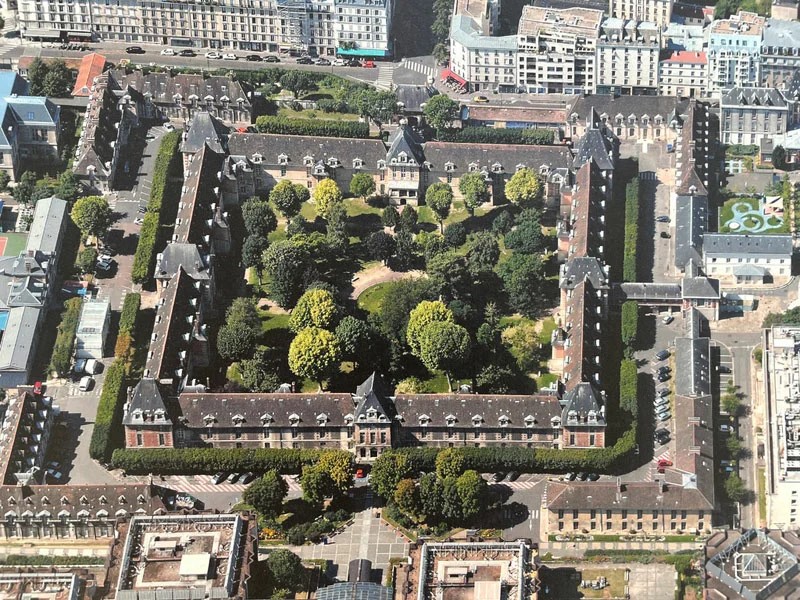 Planta de l'hospital que mostra un doble quadrilàter. 
El més interior és l'original i més antic.
