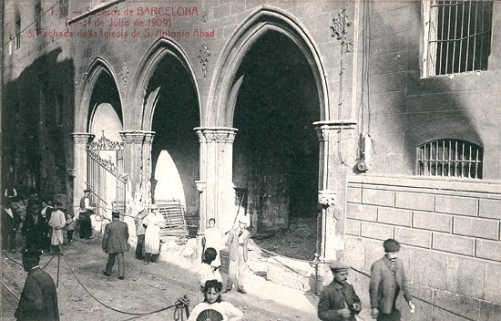 Porxo de l'església de sant Antoni. És tot el que queda de l'església. El carrer pel que passen vianants és el de Sant Antoni.