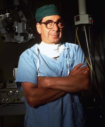 Sir Roy Calne a punt d'entrar al quiròfan