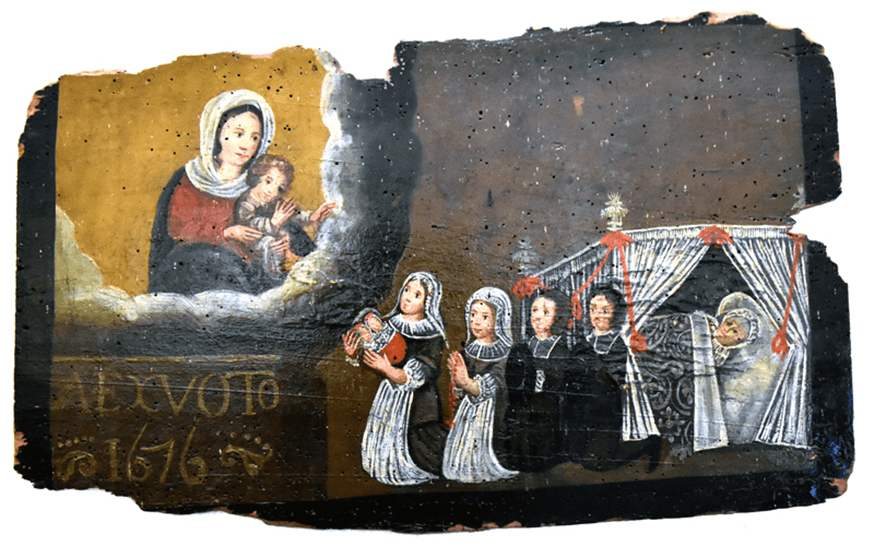 Tota la família està resant a la verge pel malalt que està al llit, que no pot aixecar el cap per seguir el que fa la seva família.