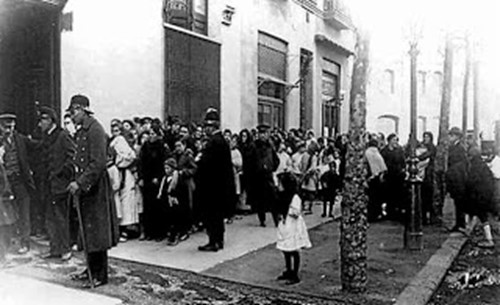 Cues per ser visitats de nens amb familiars en una fotografia del segle XIX