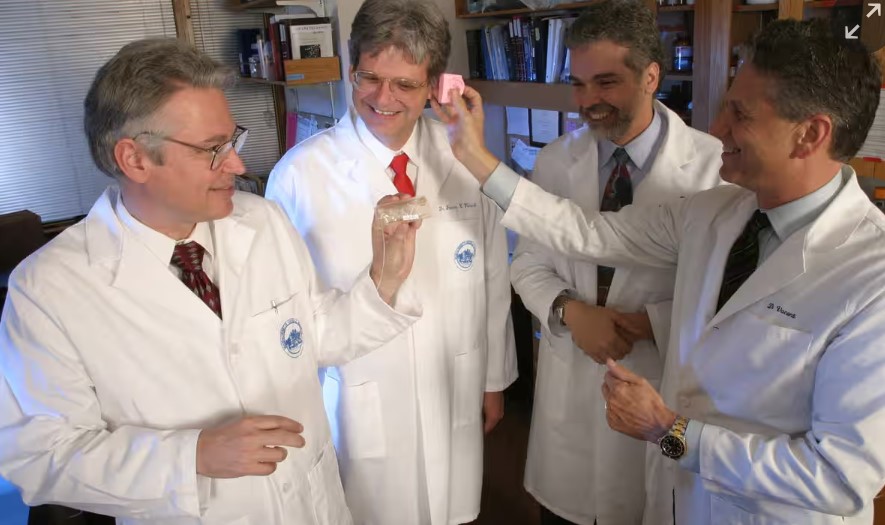 Professor Charles Vacanti a l'esquerra, amb col·laboradors