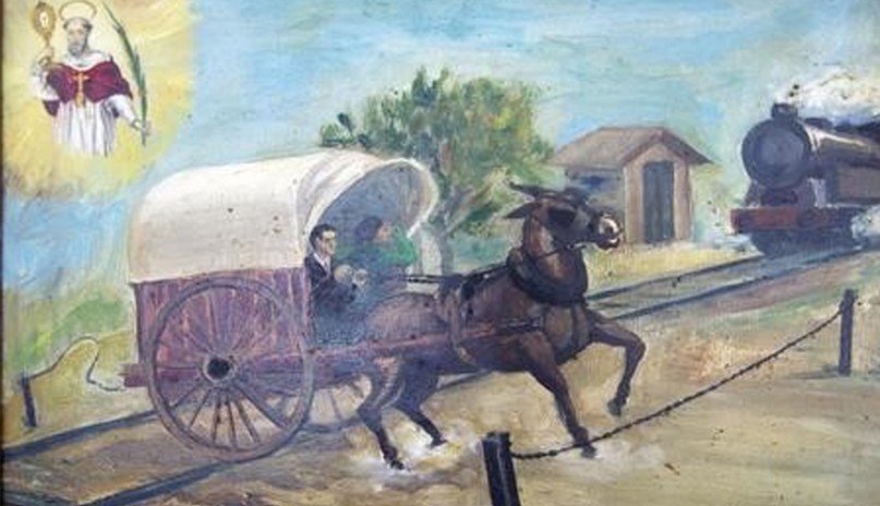 Tren que s'acosta perillosament al carro, on el cavall s'espanta i posa en perill el conductor. Afortunadament no hi hagué lesionats.