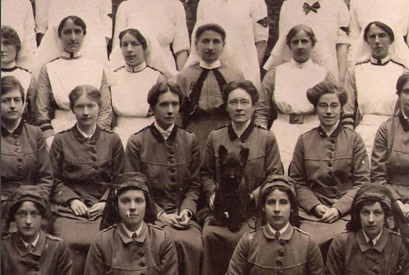 Part de l'equip assistencial de l'Hospital militar del carrer Endell. Flora Murray és la tercera per l'esquerra de la fila que estan assegudes i Louisa Anderson es la que està a la seva esquerra.