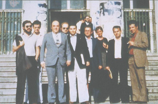 El Dr. Vivancos i els seus alumnes. En Josep Font amb un llibre a la mà, al costat del seu mestre.